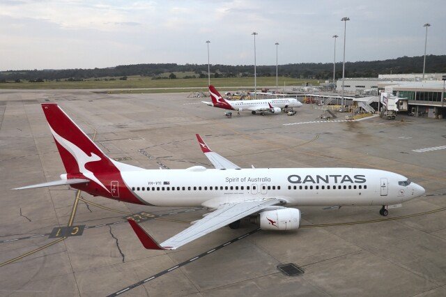 Qantas Airways meminta maaf setelah filem berperingkat R dilaporkan dipaparkan pada setiap skrin semasa penerbangan